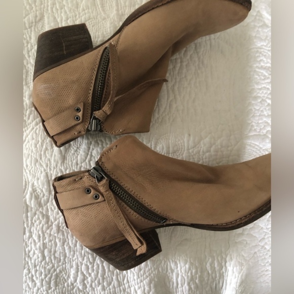 Dolce Vita tan leather western Ankle Booties size 6.5 - Picture 4 of 9
